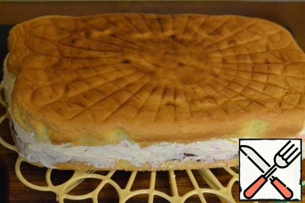 Cover the cream with the second half of the base. Lightly press down
