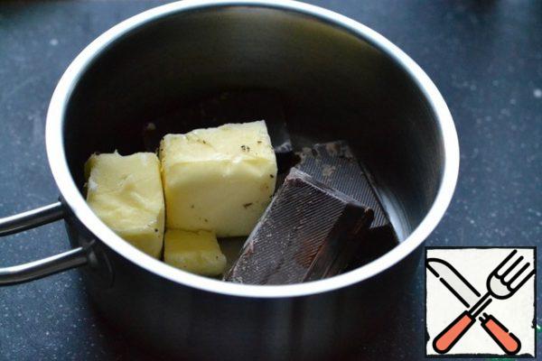 In a separate saucepan, dissolve the butter and chocolate over the heat. Remove from heat. Add spices and pear puree.
Stir. Leave to cool.