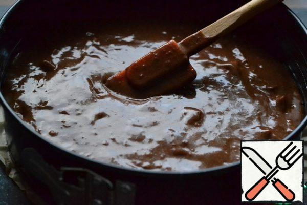 1 hard pear and Apple cut into small pieces, add to the dough.
Pour the dough into the prepared cake pan (24cm)
Flatten and bake in a preheated oven at 160g.
40 minutes.