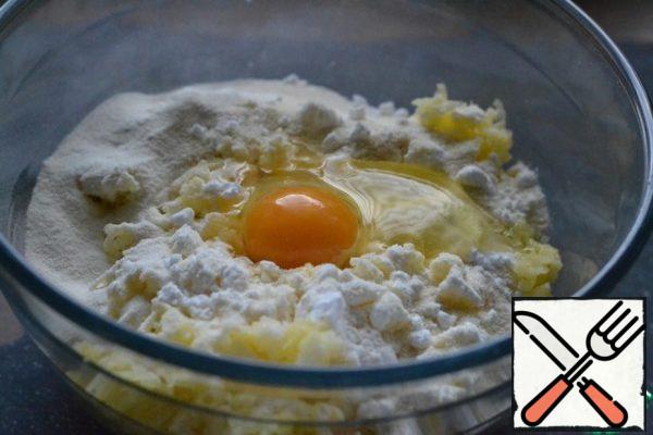 Grate on a fine grater. Add the egg, starch and semolina, and salt.
Add half the flour and mix well.