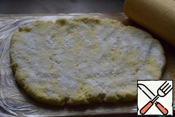 Put the dough on the film and roll it out into a rectangle 4 mm thick.
