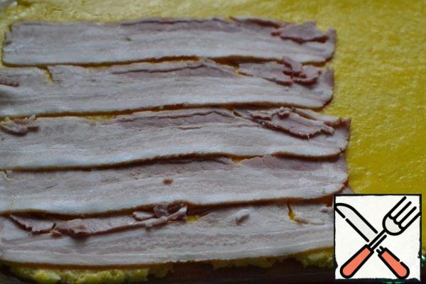 Put thinly sliced bacon or sausage on the yolk.