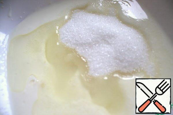 Pour sunflower oil into kefir. Add sugar and vanilla.