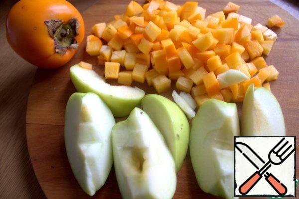 While making the filling. I chose a green Apple and a semi-hard persimmon. I didn't peel the skin.
