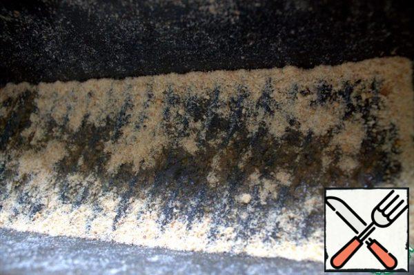 Form "brick" grease with oil and sprinkle with breadcrumbs. It is not necessary to bake in a rectangular shape, this is my decision.