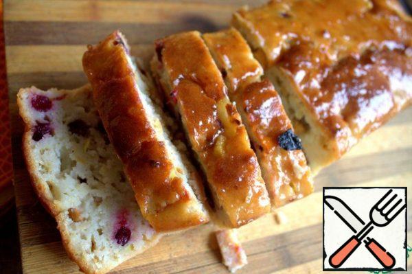 Cut the cooled cake into fairly wide slices, since the pie is not dense, but loose.