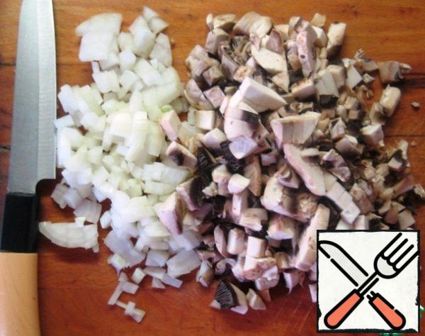 For the filling: finely chop the onion and mushrooms. Fry in a small amount of vegetable oil, let cool.