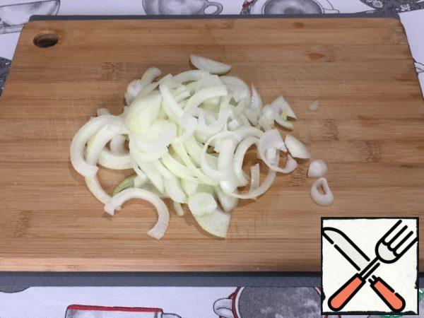 Cut the onion into half rings.