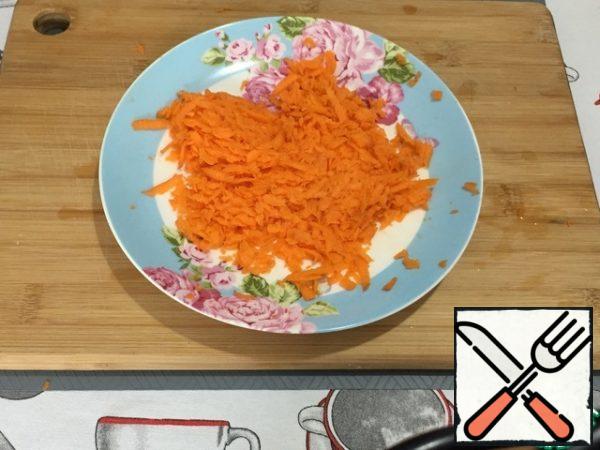 Grate the carrots on a medium grater.