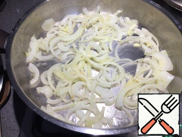 In a saucepan pour olive oil for frying.
Spread the onion and cook over low heat until Golden.