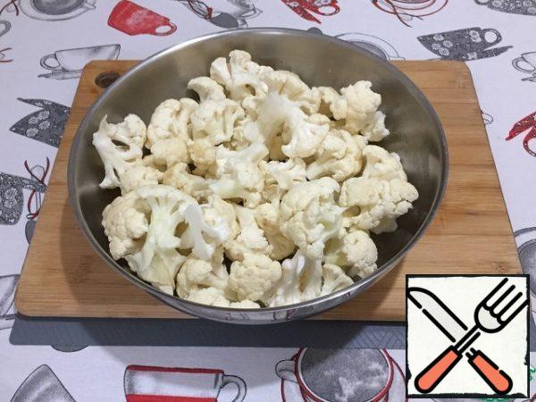 Wash cauliflower and divide into inflorescences.
