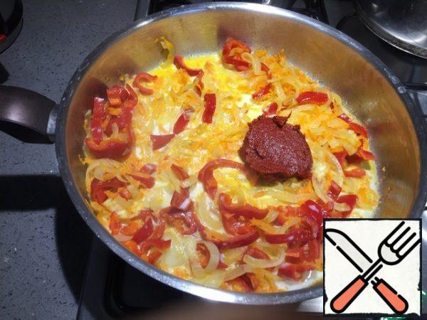 In a saucepan, add a glass of milk and one tablespoon of tomato paste. Cook for another 5 minutes.