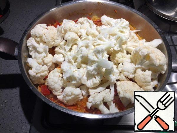 Next, add the cauliflower. Stir, add a glass of water and continue to simmer for 10-15 minutes until the cauliflower is ready.