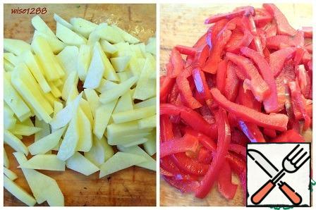 Cut potatoes and sweet peppers into strips.