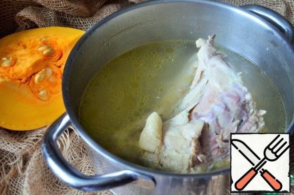 Pre-cook the chicken, prepare the broth and chicken meat.