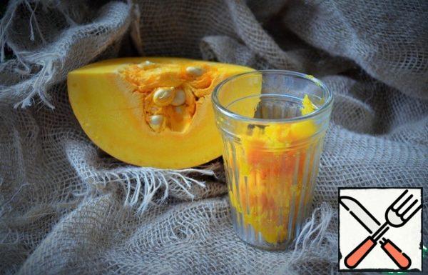 Bake the pumpkin in the oven or cook it. Punch the pulp with a blender or RUB it through a sieve.