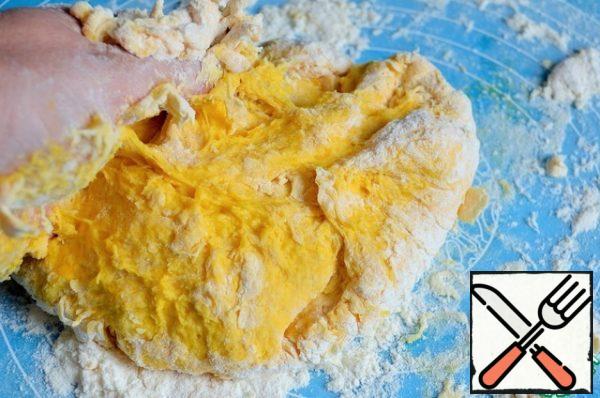 Mix the puree and salt, add 150 g of flour.