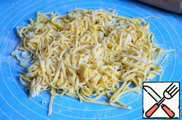 Roll into a roll and slice the noodles thinly. 2/3 of the dough was enough for the soup.
Cut the remaining meat, dry it thoroughly and put it away for short storage, 4-7 days.