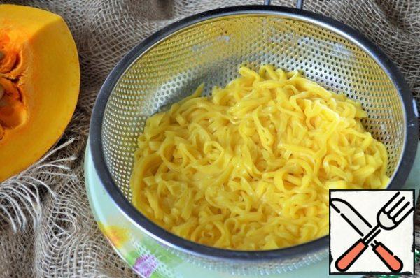 Cook the noodles in salted water and put them in a colander.