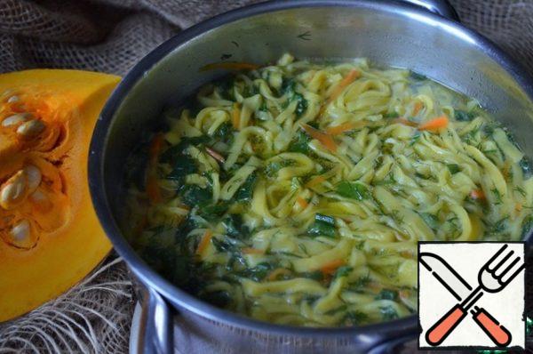 Add the carrot straws to the broth, cook for 3 minutes, add the cooked pumpkin noodles, salt to taste, and add the chopped herbs. Take the amount of broth to taste, thick or more liquid soup you want to cook.