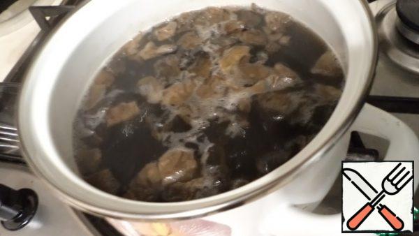 Cook the mushrooms for 30 minutes. Remove the foam.