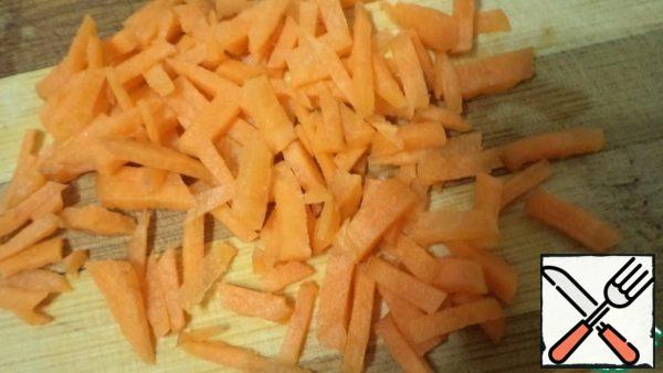 Very finely chop the carrots. I do not grate carrots, but finely chop them, the taste depends on it. Add to the pan. We don't fry anything! All natural!
Cook for 5 minutes.