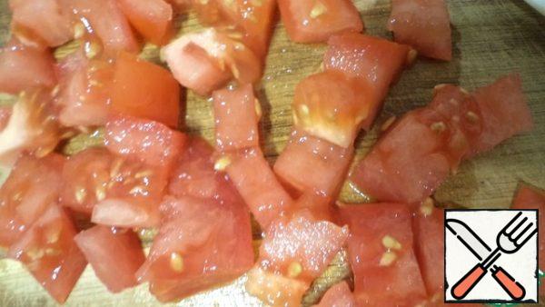 Cut into cubes of tomato. It gives a pleasant color and sourness.If you have a post and you can not sour cream, then this will be an ideal option, sourness without sour cream.If you add sour cream, who does not have fast days, it will also taste super! I guarantee it!