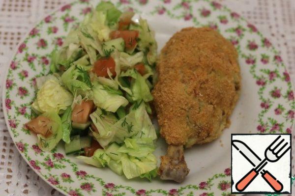 Chicken drumsticks stuffed with mashed potatoes in breadcrumbs are ready. I usually serve them with a light salad of vegetables (cucumber, tomato, lettuce). I'm sure your family will love this dish. Especially children.