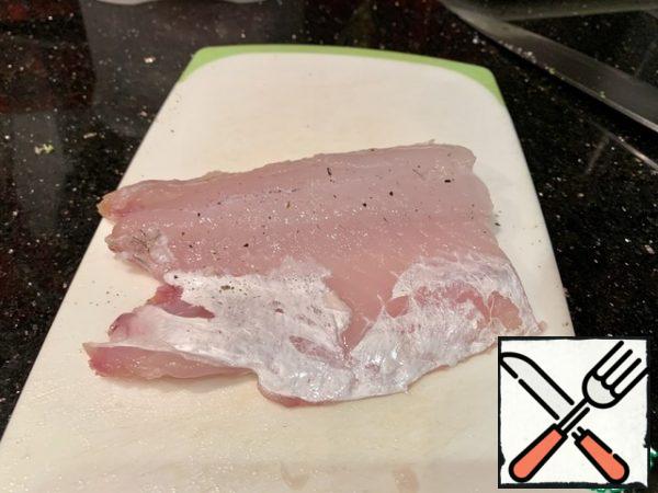 Dip the pike perch fillet in a paper towel, season with salt and pepper.