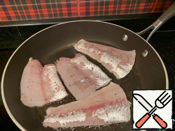 Put the fillets in a hot pan and fry in vegetable oil on both sides until Golden brown.