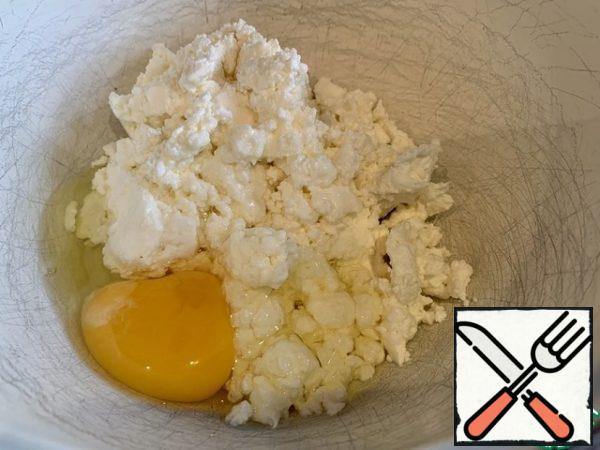 Prepare the dough: whisk the cottage cheese and egg with an immersion blender.