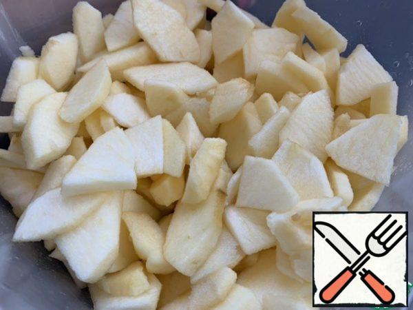 Peel the apples and cut them into thin slices.