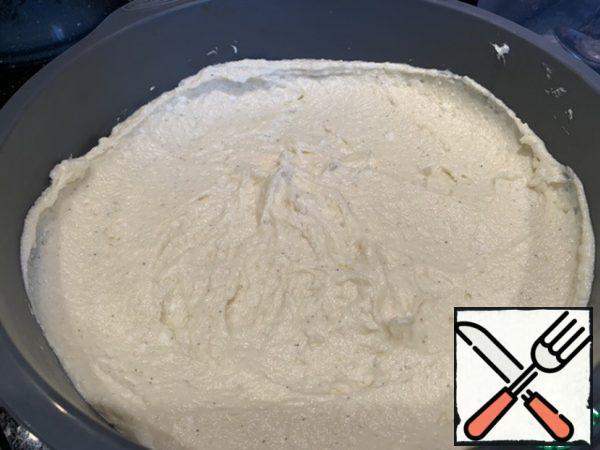 Cover the baking dish with baking paper or brush with butter, if the form is silicone, as I have, this does not need to be done. Put the dough in the mold and smooth it out.
