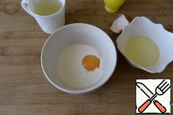 Mix cream, egg yolk, lemon juice.