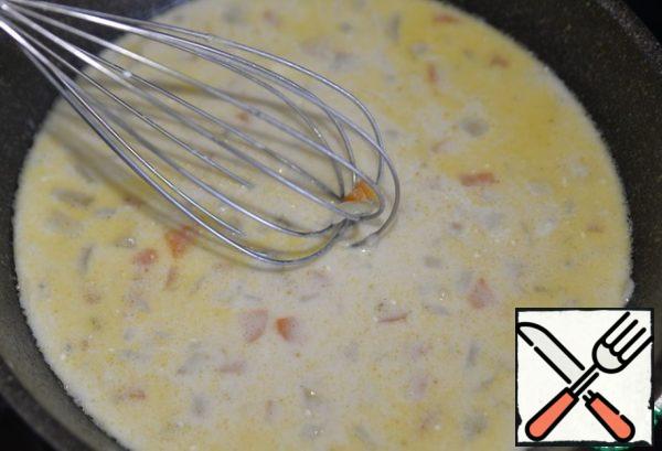Add the cream and yolk to the soup, stirring with a whisk. The soup should not boil, otherwise the cream will curdle.