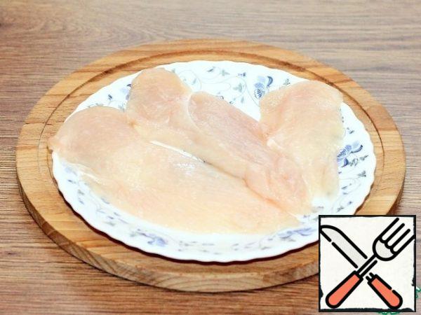 Cut the chicken breast into plates. It is more convenient to cut the meat when it is slightly frozen. If you do not get the plates when cutting, you can form a rectangle from the scraps, as long as they are lamellar in the section.