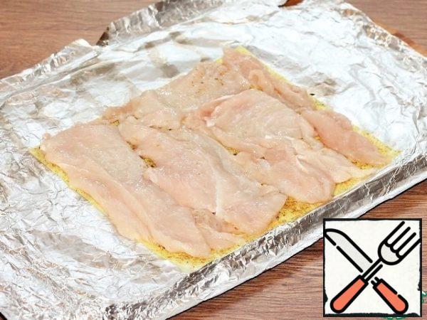 Spread the chicken plates on paper and form a rectangle.