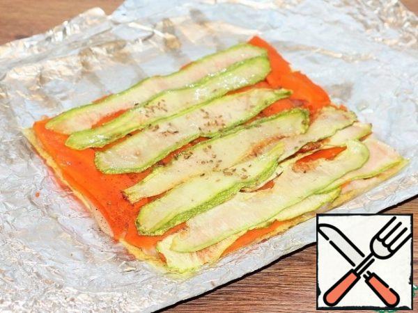 Put the zucchini plates on the carrots, sprinkle with vegetable seasoning, pepper and salt.
