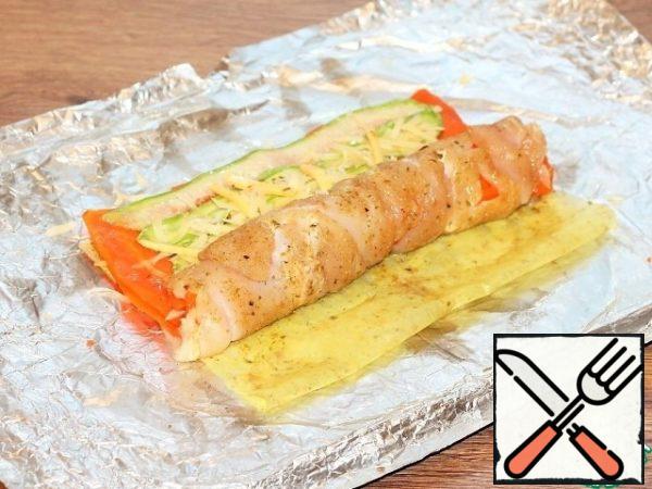 Roll the chicken and vegetables into a roll.