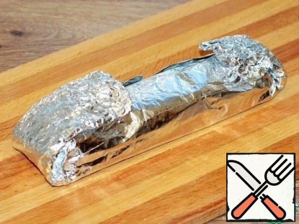It remains to wrap the roll in foil and put it on a baking sheet with a cut to the top. Cook the roll in a preheated 180 C oven for 30 minutes or until the chicken is ready.