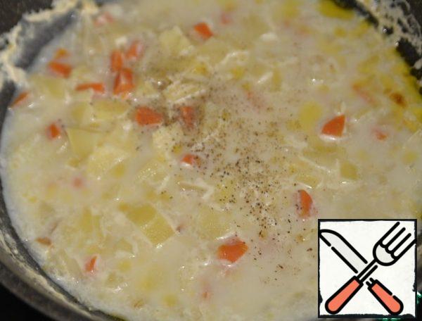 Add the nutmeg and black pepper. Lightly mash with a potato masher, the potatoes and vegetables.