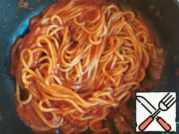 When the spaghetti is ready, put the Cup of water away from them. Drain the rest. Transfer the spaghetti to the sauce and mix well. If the sauce is too thick, add a little water and stir.