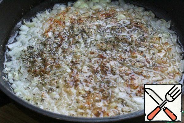Meat scroll on a meat grinder.
Cut the onion into small cubes and fry it together with spices and dry mushrooms in a preheated frying pan with vegetable oil.