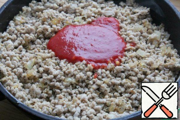 Add the meat and simmer for a couple of minutes.
Pour in the tomato sauce and stew-the minced meat should not be liquid,but not dry.
Add salt and pepper to taste.
Leave to cool.