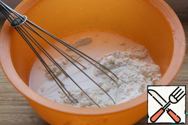 Pour milk, water, egg, salt and sugar into a bowl.
Mix well with a whisk.
Leave for 30 minutes.