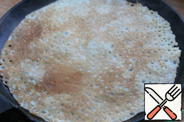 Bake in a well-heated pan on both sides.
I baked on a cast-iron pancake maker, nothing greased.
It turned out 12 pancakes with a diameter of 20 cm.
