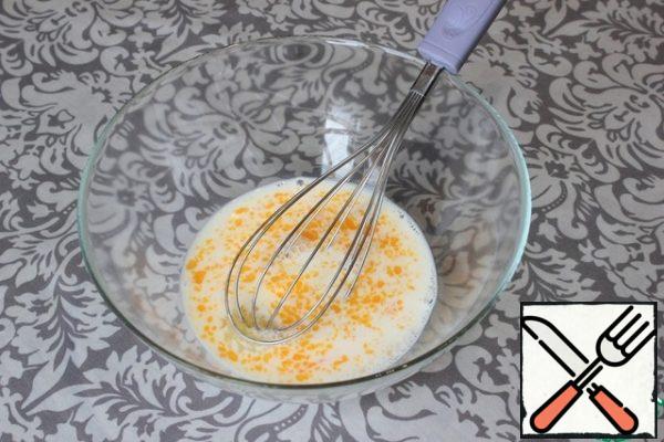 In a deep bowl, break the egg, pour in the milk, add salt. Mix with a whisk until smooth.