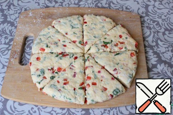 Sprinkle the work surface with flour and roll the dough into a circle (about 1 cm thick). The diameter of the circle should correspond to the diameter of the pan on which the bread will be fried.
I cut the circle of dough with a knife into 8 parts.