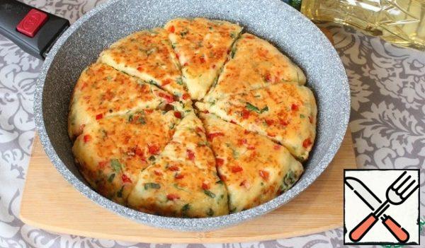 I put the finished bread on a plate and serve it to the table. 