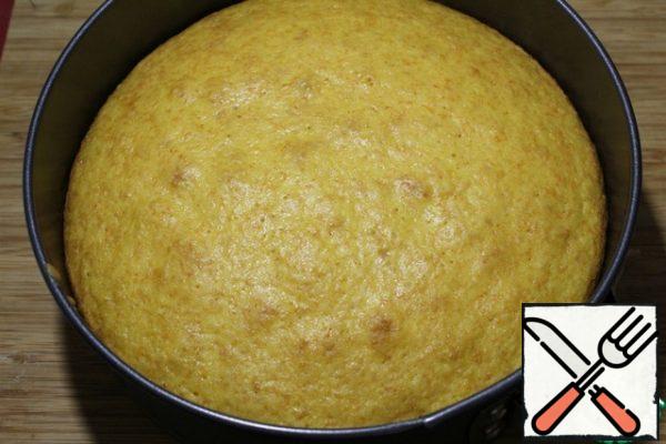 We take out the form from the oven with the finished baked base.